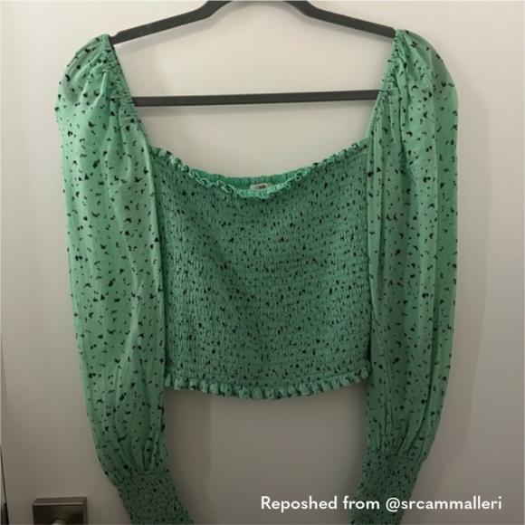 ARITZIA Little Moon Mint Chocolate speckled green smocked puff sleeve gimlet top - Picture 5 of 6